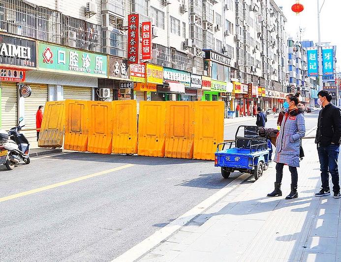 抗击疫情影像②：封堵车道　降低风险