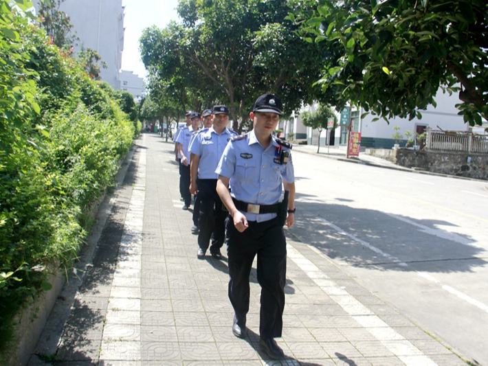 上庸镇：警察就在身边 筑牢安全防火墙