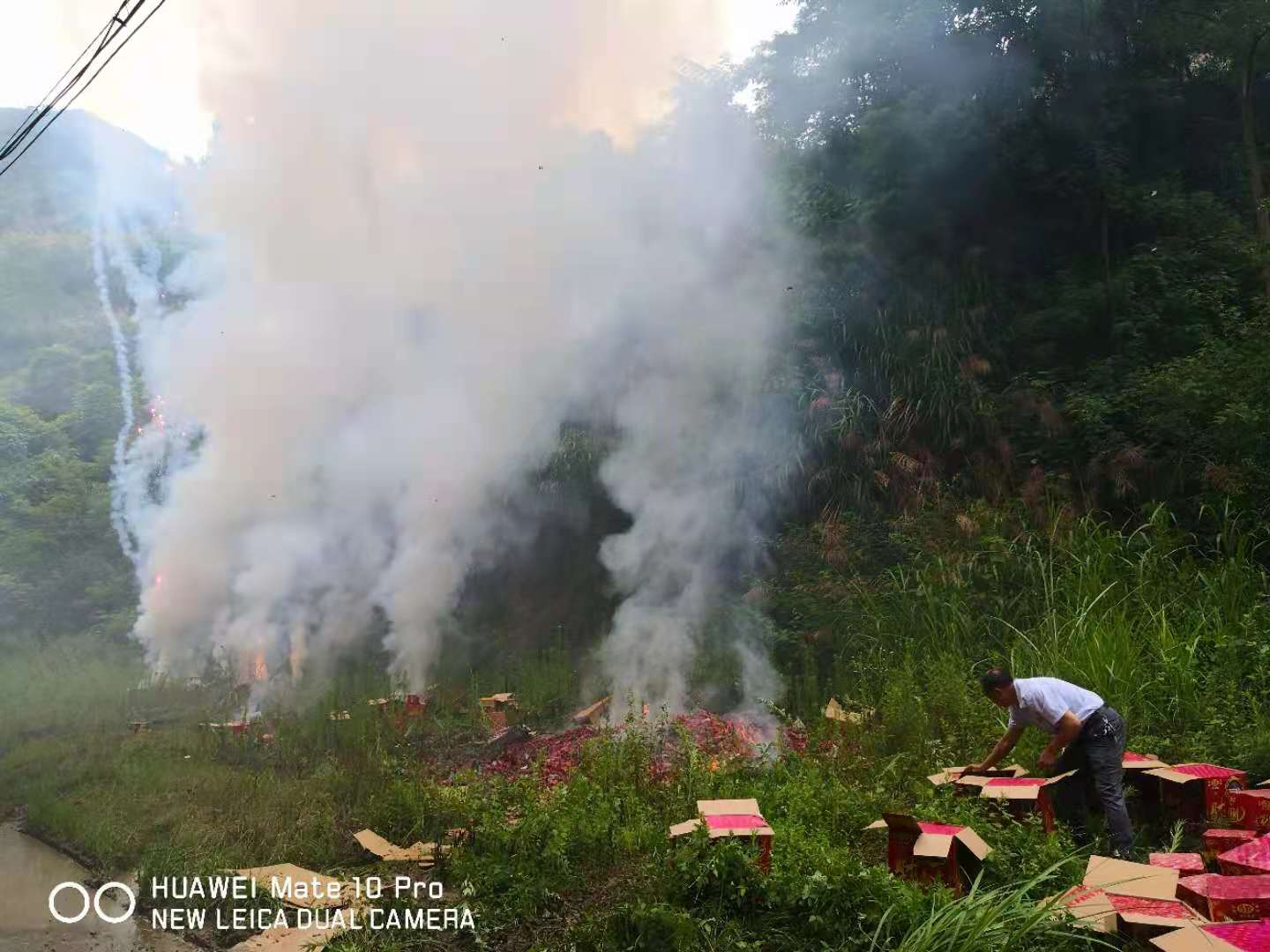 我县集中销毁1000余件违法烟花爆竹