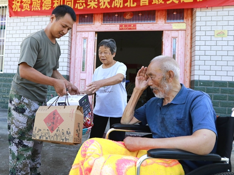 我县一退役军人为抗美援朝老兵献爱心