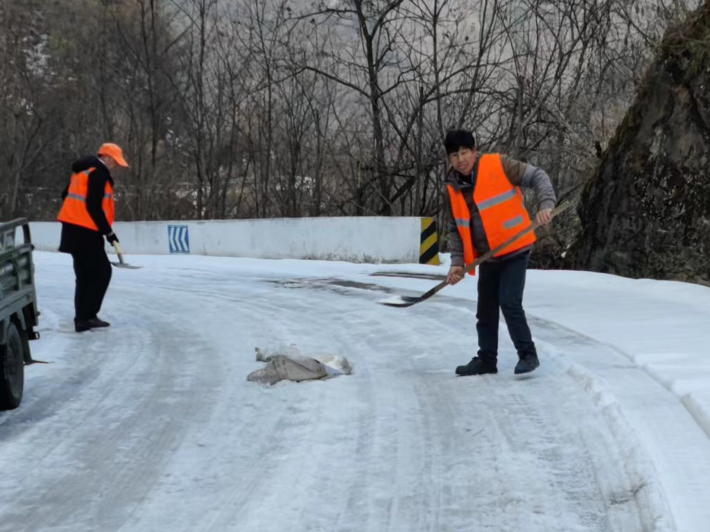 我县多地迎来降雪降温 各部门联动发力应对恶劣天气