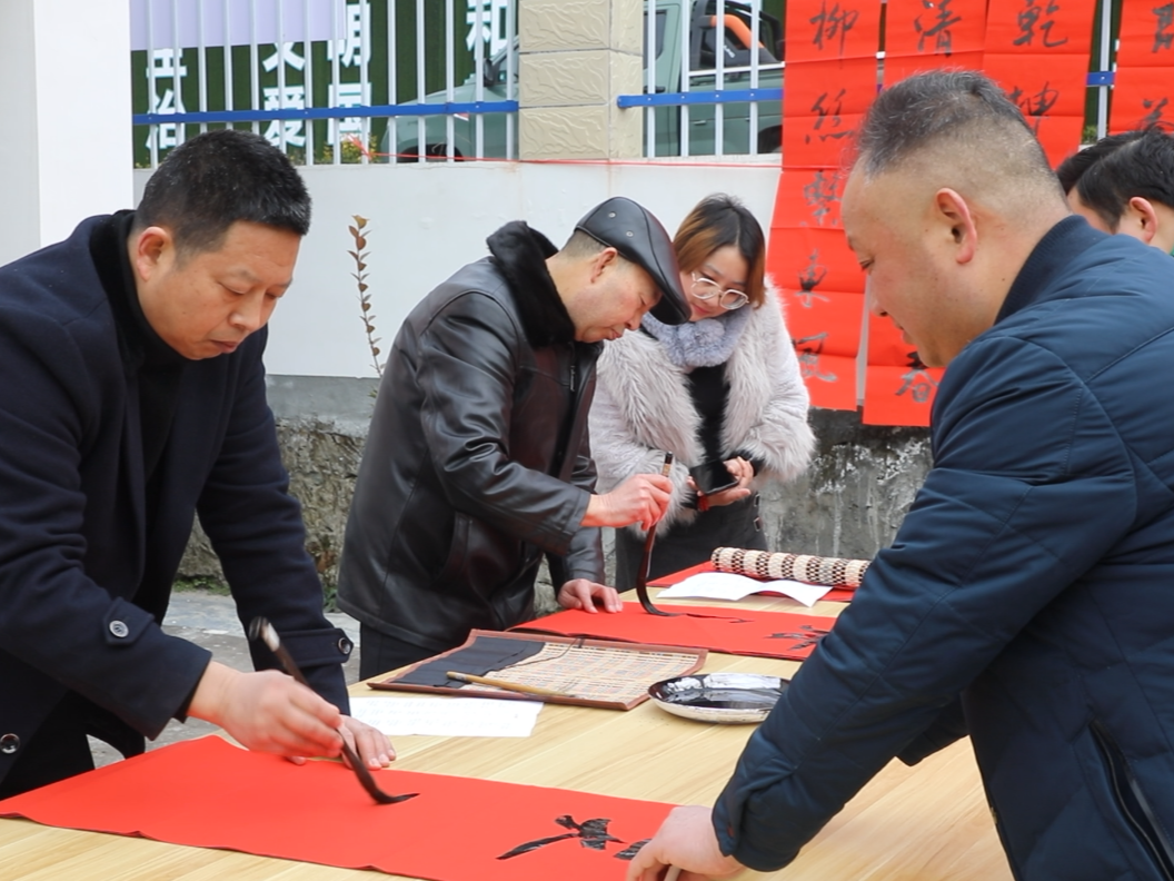 书写春联送祝福 　浓浓墨香迎新春